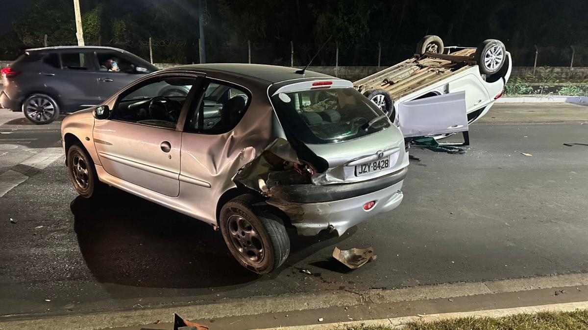 Jovem embriagado e sem CNH � preso ap�s capotamento em V�rzea Grande