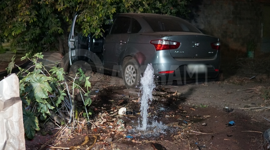 Carro e moto colidem em cruzamento e ve�culo invade resid�ncia em Rondon�polis