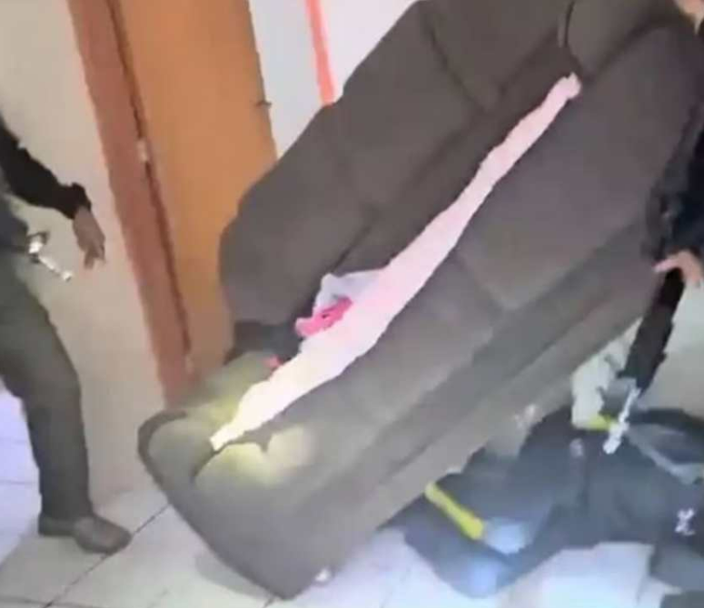 Foragido se esconde dentro de sof� para despistar policiais.