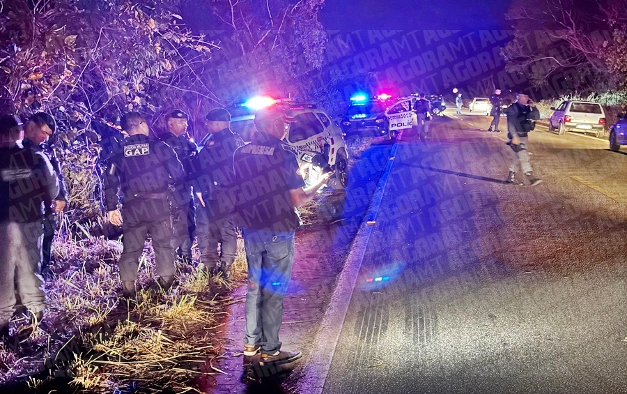 Carro � roubado com adolescente dentro e persegui��o acaba em tiroteio