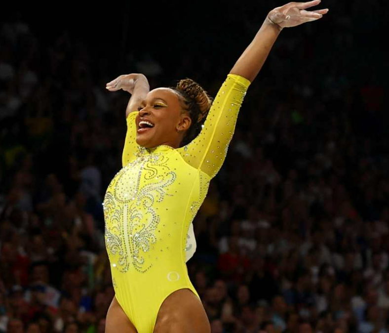 Em disputa forte com Biles, Rebeca Andrade ganha a prata no individual geral em Paris