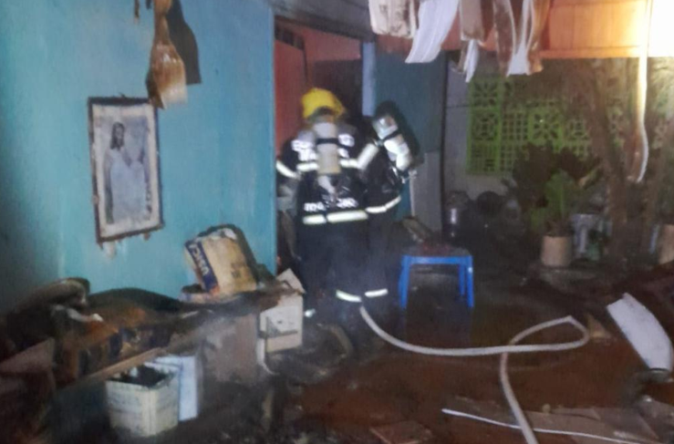 Bombeiros resgatam idoso durante inc�ndio em kitnet em Sinop