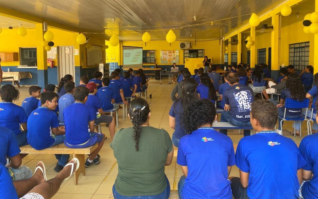 Gr�mios estudantis debatem a��es de preven��o ao suic�dio com estudantes e professores