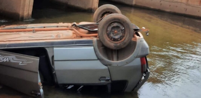 Mulher morre e quatro ficam feridos aps carro cair de ponte
