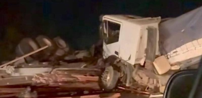 Coliso entre carretas e carro deixa um morto e dois feridos na BR-163