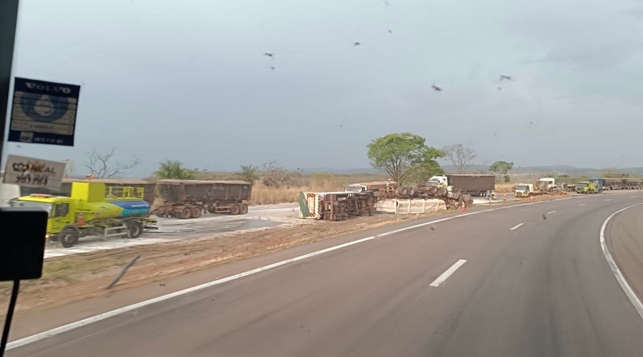 Motorista morre em acidente com carreta na BR-364 