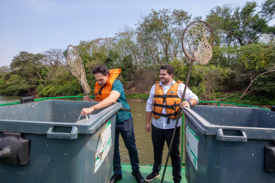 Prefeitura retira 20 toneladas de lixo por m�s do Rio Cuiab� com balsa ecol�gica