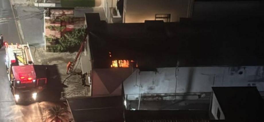 Incndio atinge loja de roupas em Cuiab e mobiliza Corpo de Bombeiros