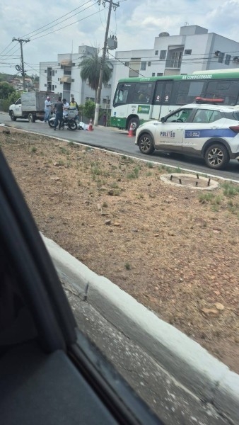 Motociclista morre atropelado por carreta em avenida de Cuiab