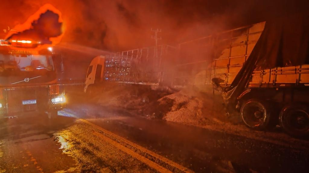 Corpo de Bombeiros combate inc�ndio em carga de soja transportada por carreta