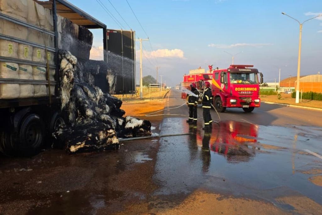 Corpo de Bombeiros combate incndio em fardos de algodo transportados por carreta