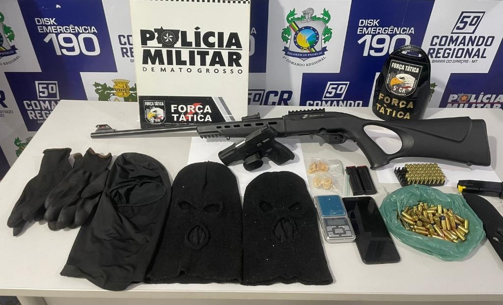 For�a T�tica apreende rifle, pistola, 130 muni��es e prende homem por porte ilegal e tr�fico de drogas