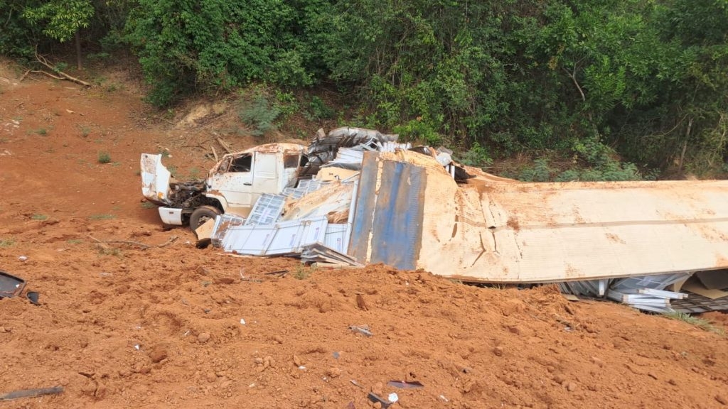 Carreta com carga de portas e janelas tomba na MT-208
