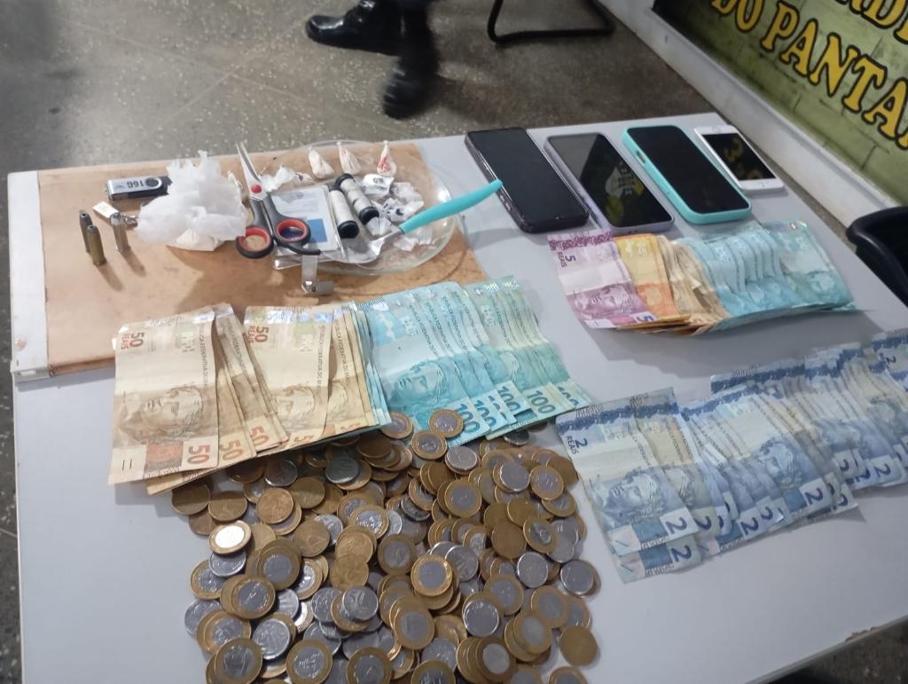 A Pol�cia Civil prende dois por tr�fico em Santo Ant�nio do Leverger