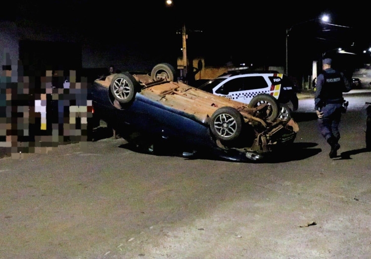 Colis�o com caminhonete estacionada termina em capotamento em Pontes e Lacerda