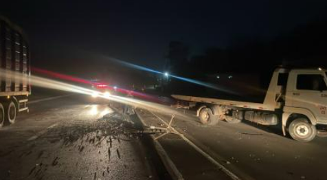 Motorista foge ap�s capotar Jeep e derrubar poste em V�rzea Grande