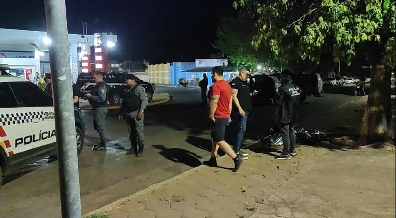 Jovem armado � morto por policial durante tentativa de execu��o em restaurante 