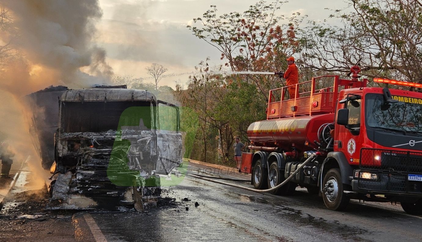 Carretas colidem e carga de madeira pega fogo na BR-364