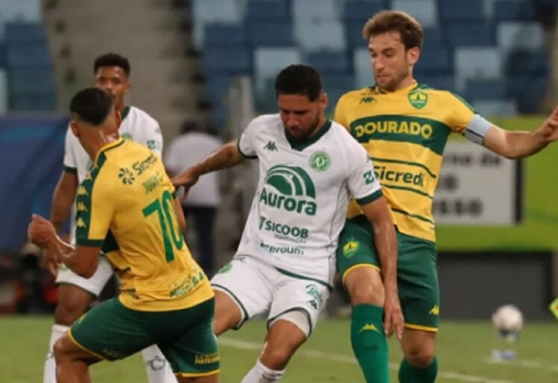 Cuiab� decide nos minutos finais, derrota a Chapecoense e se aproxima do G-4  
