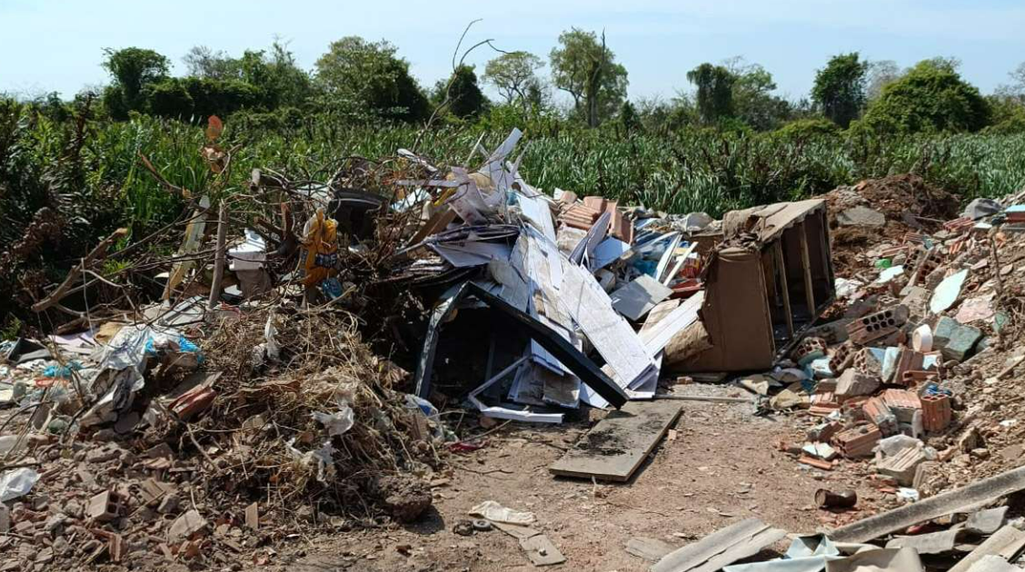 Motorista  flagrado descartando entulho em rea de preservao ambiental em Vrzea Grande