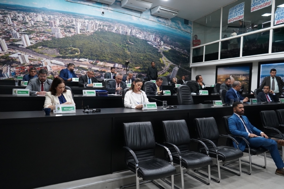 Vereadores que faltarem sess�o durante campanha ter�o corte no sal�rio de at� R$ 1,2 mil