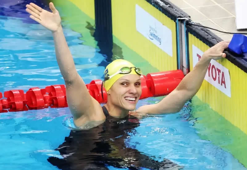 Carol Santiago conquista o tricampeonato mundial nos 100m costas em Singapura