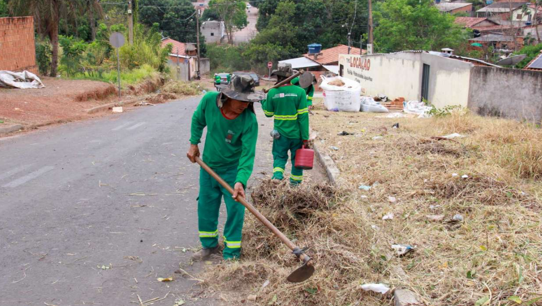Prefeitura intensifica manuteno e retirada de entulho no Grande Cristo Rei