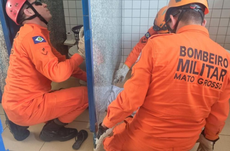 Bombeiros resgatam crian�a que ficou presa em banheiro de escola em Sinop