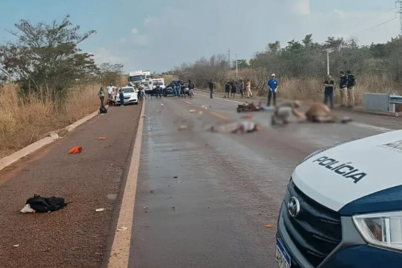 Motociclista morre em coliso com caminho aps desviar de bezerro na BR-158