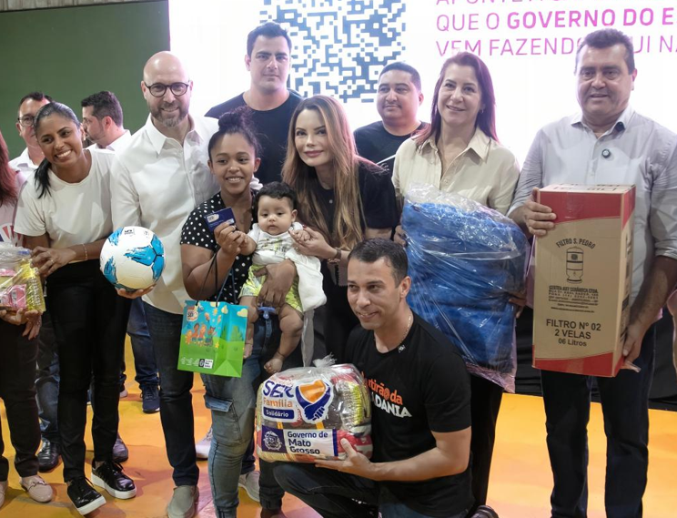 Primeira-dama de MT e Setasc entregam cestas de alimentos, cartes e servios gratuitos em Primavera do Leste