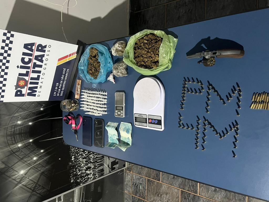 Pol�cia Militar prende dois faccionados por tr�fico de drogas e apreende diversas muni��es e por��es de drogas