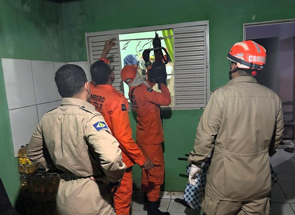 Bombeiros resgatam homem que ficou preso em janela de casa