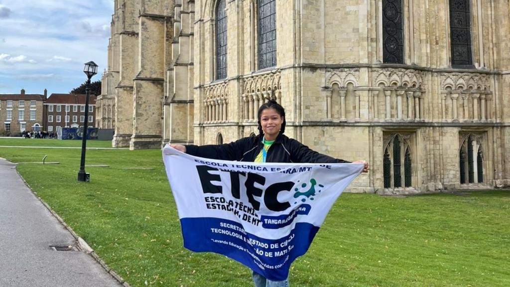 Aluna da ETEC Tangar� da Serra leva bandeira de escola para Inglaterra e diz �Me deu tantas oportunidades�