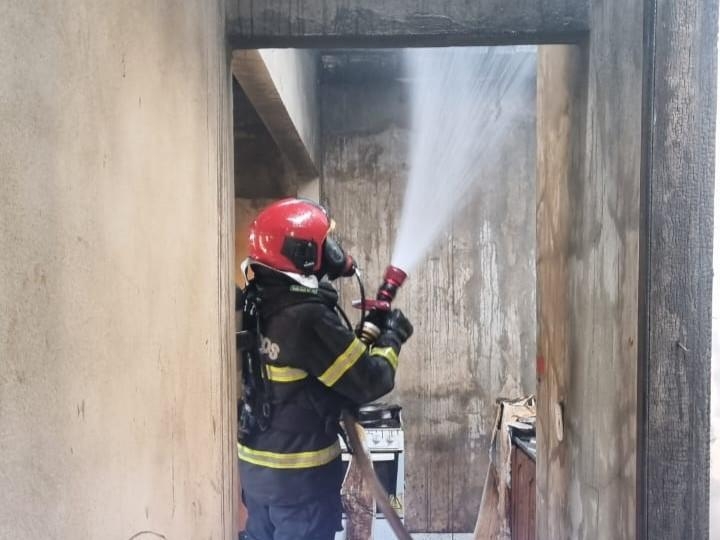 Bombeiros militares combatem incndio em residncia de Sinop