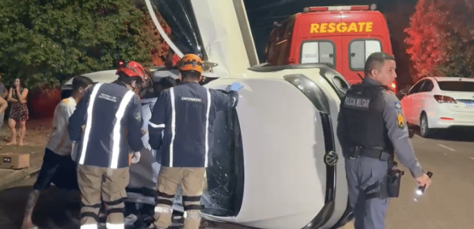 Veculo capota aps coliso em cruzamento movimentado de Sinop