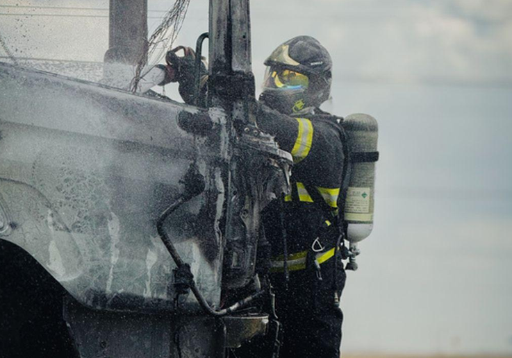Bombeiros combatem inc�ndio em caminh�o na MT-449 em Lucas do Rio Verde