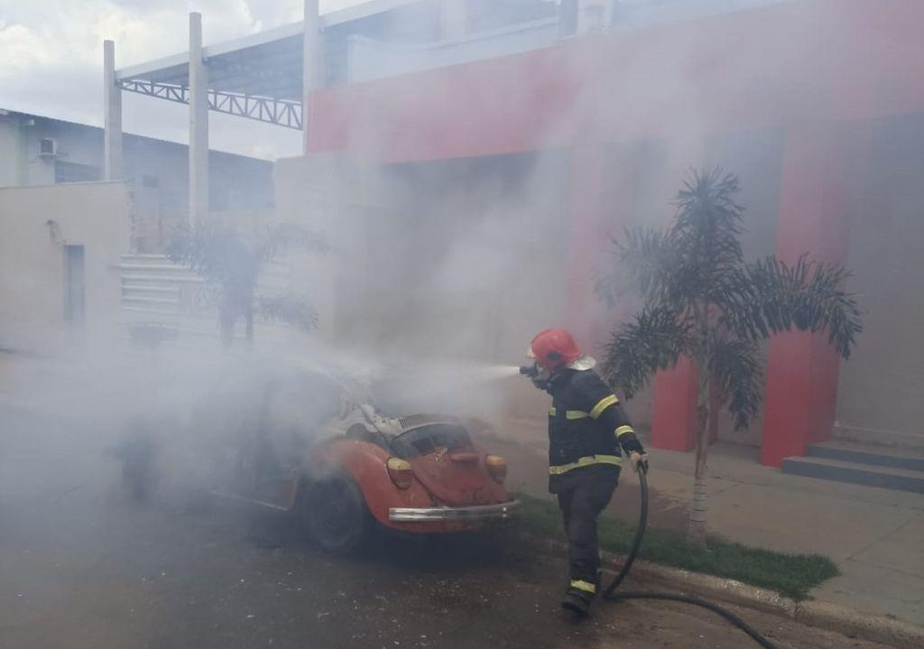 Corpo de Bombeiros combate inc�ndio em fusca no centro de Campo Novo do Parecis