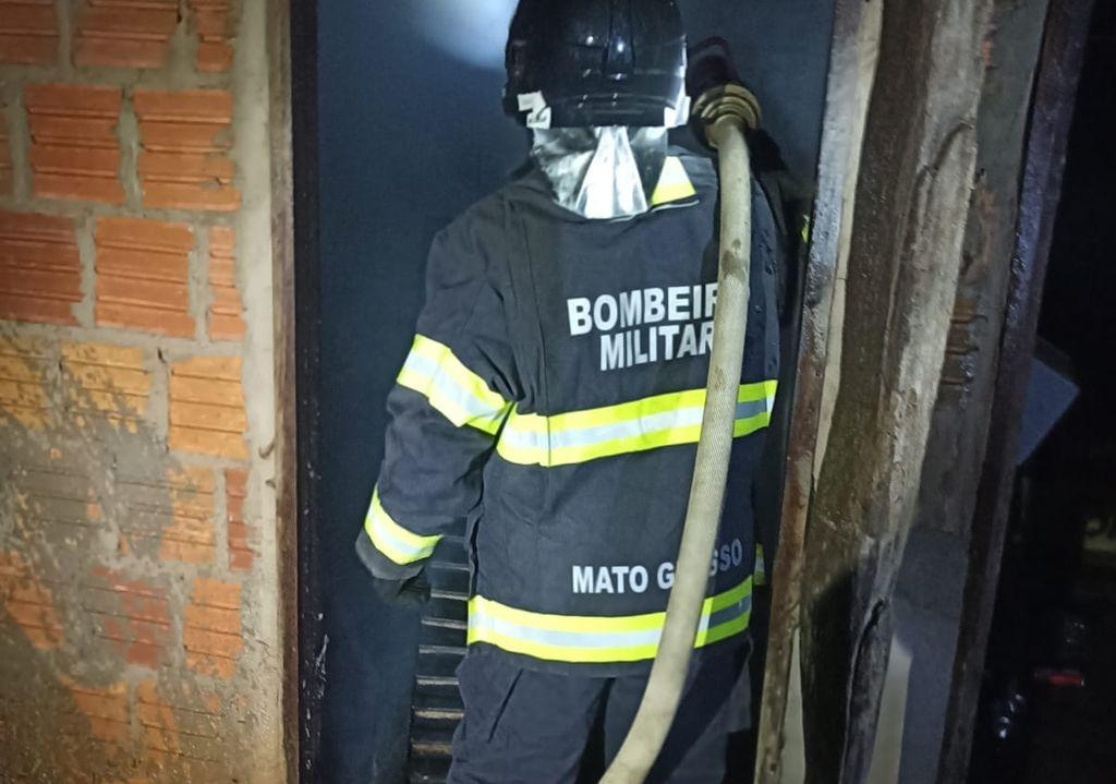 Corpo de Bombeiros combate dois inc�ndios em resid�ncias nesta segunda-feira (29)