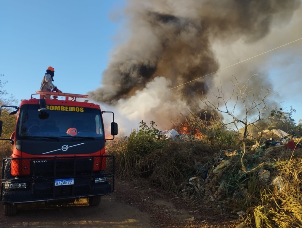 Bombeiros combatem inc�ndios em aterro sanit�rio e terreno baldio em Primavera do Leste
