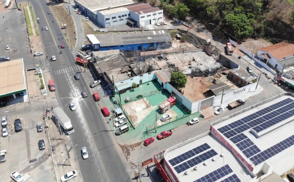 Bombeiros empregam mais de 80 mil litros de gua para extinguir incndio de grandes propores em madeireira