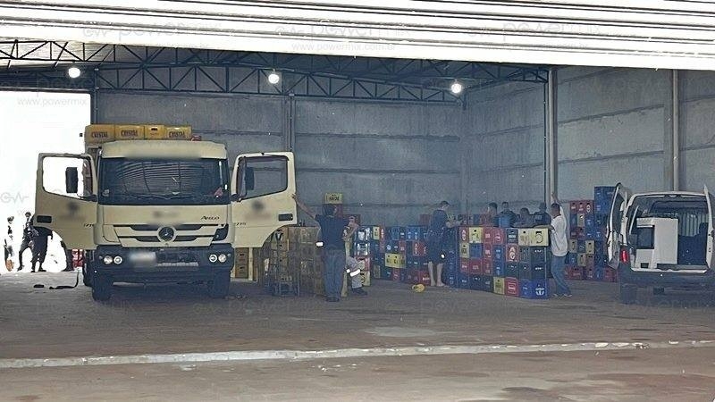 Dep�sito usado para bebidas adulteradas � fechado pela PM em Nova Mutum