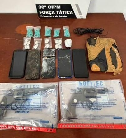 For�a T�tica resgata mulher mantida ref�m, recupera ve�culo roubado e prende dupla em flagrante