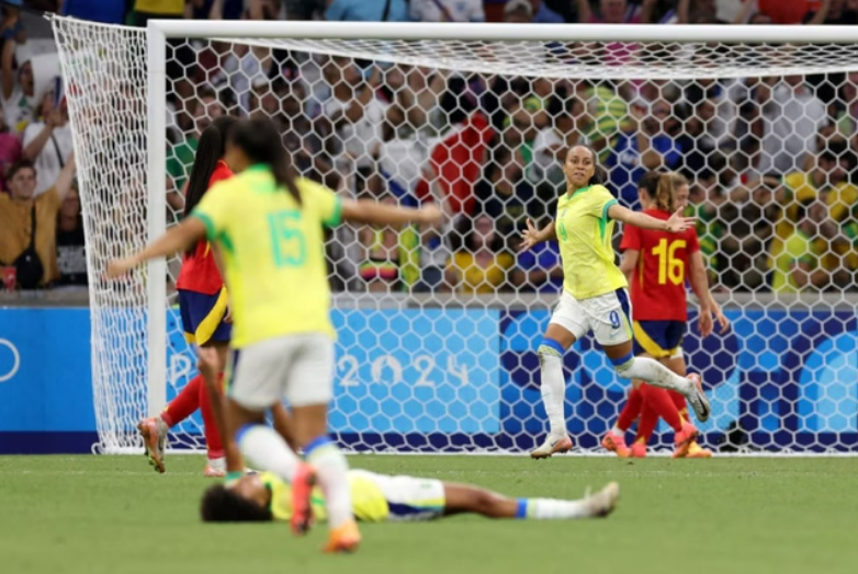 Brasil vence Espanha e enfrenta EUA pelo ouro no futebol feminino