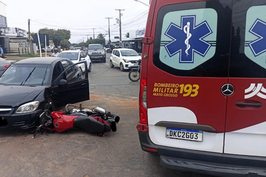 Corpo de Bombeiros socorre motociclista aps coliso em cruzamento