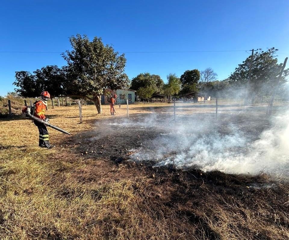 Bombeiros prendem homem por contrafogo ilegal durante inc�ndio na Serra do Fac�o