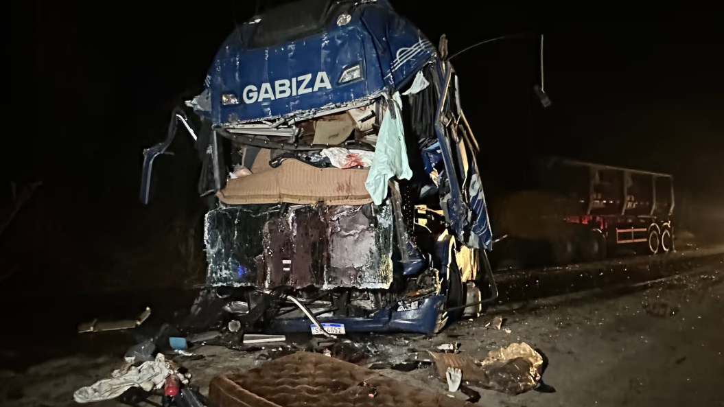 Coliso entre trs carretas deixa uma vtima fatal e outro ferido na BR-364 