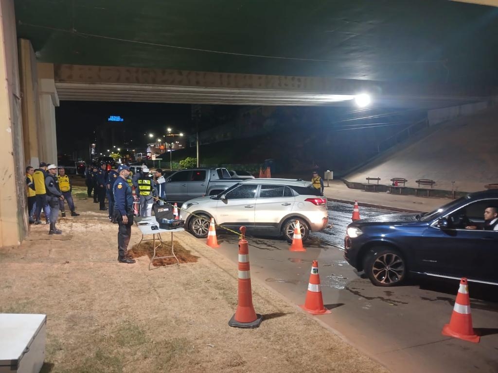 Opera��o Lei Seca prende oito motoristas por embriaguez e remove 48 ve�culos em Cuiab�