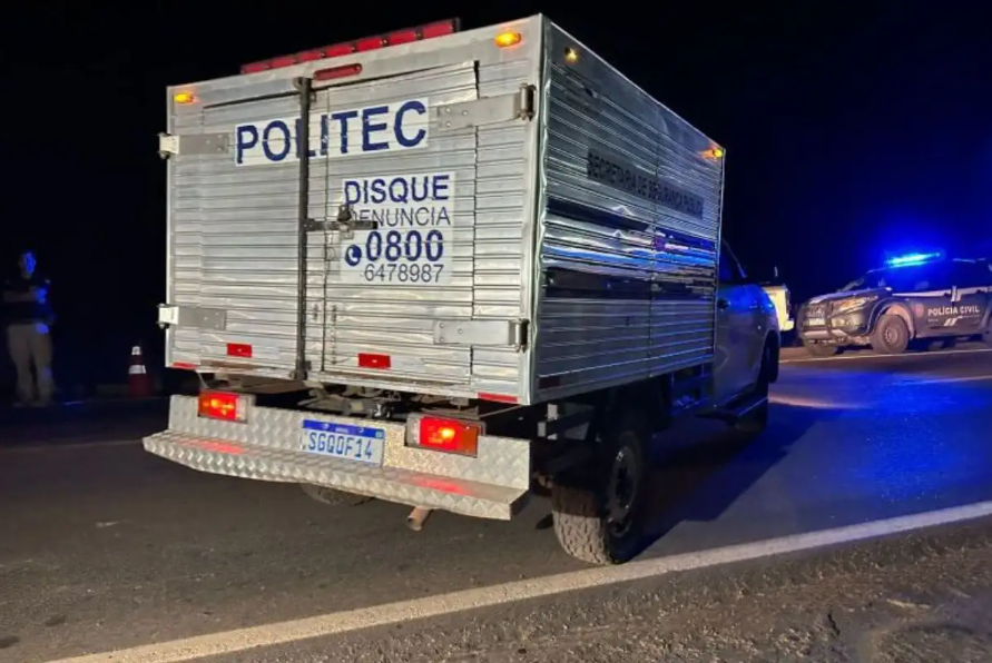 Homem  atropelado e morto por carreta ao descer de carro na MT-242