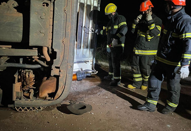 Bombeiros realizam desencarceramento de vtima e resgate de bois aps caminho tombar em rotatria