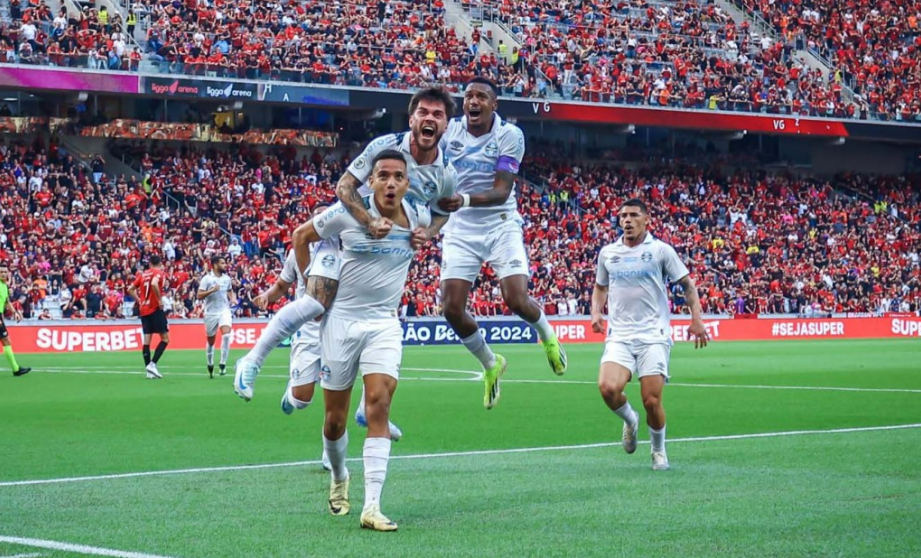 Gr�mio ganha do Athletico-PR e sai da zona de rebaixamento do Brasileir�o